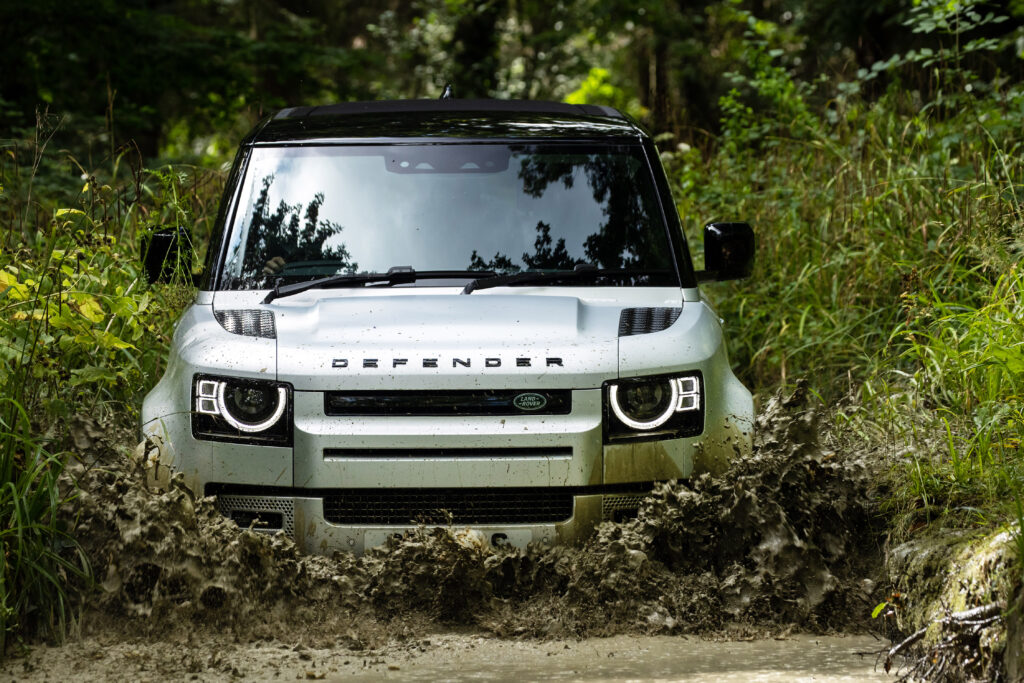 Land Rover Defender rolt even niet meer van de band