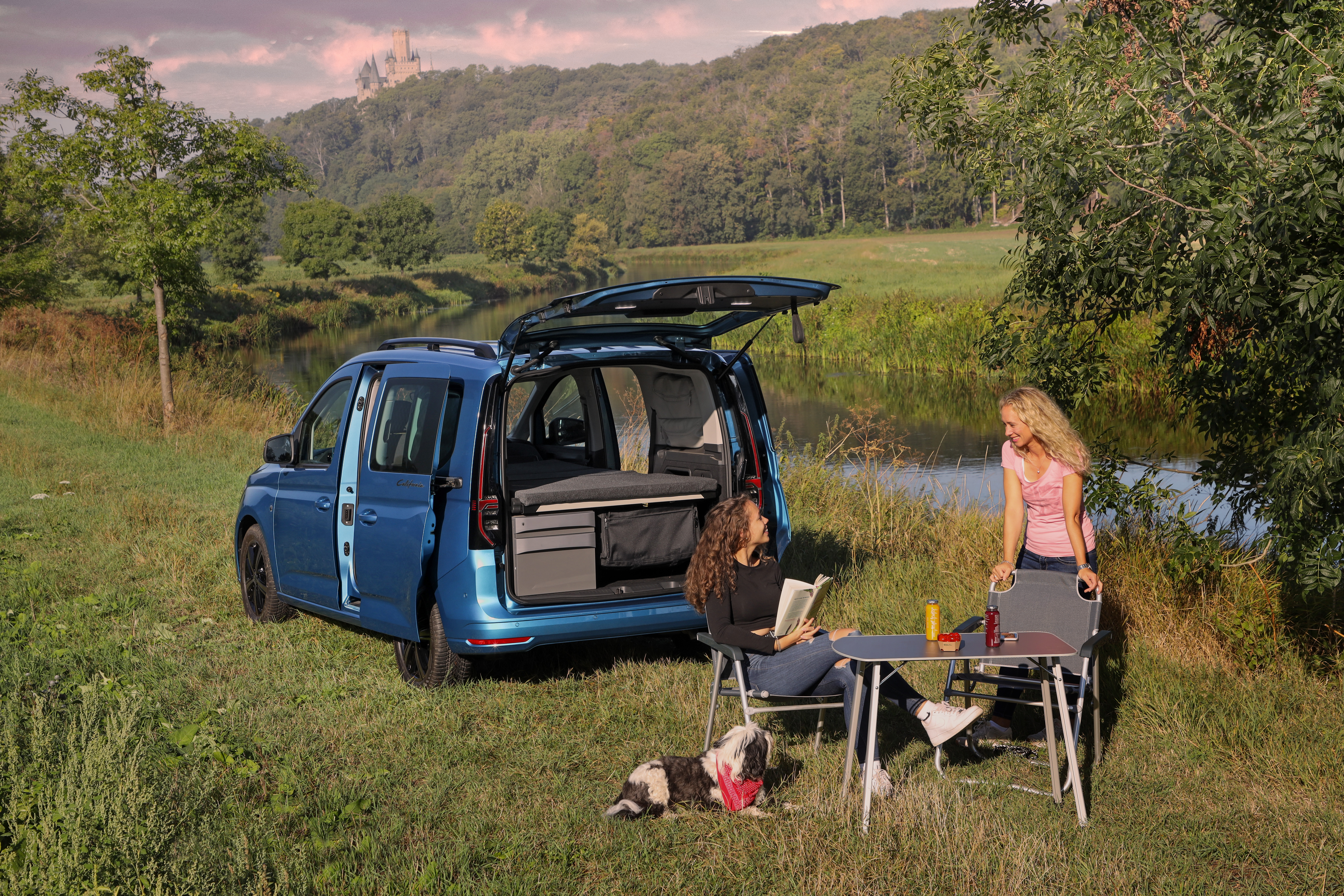 betreden het doel Verleiden Camper? Volkswagen Caddy California met uitschuifbare keuken