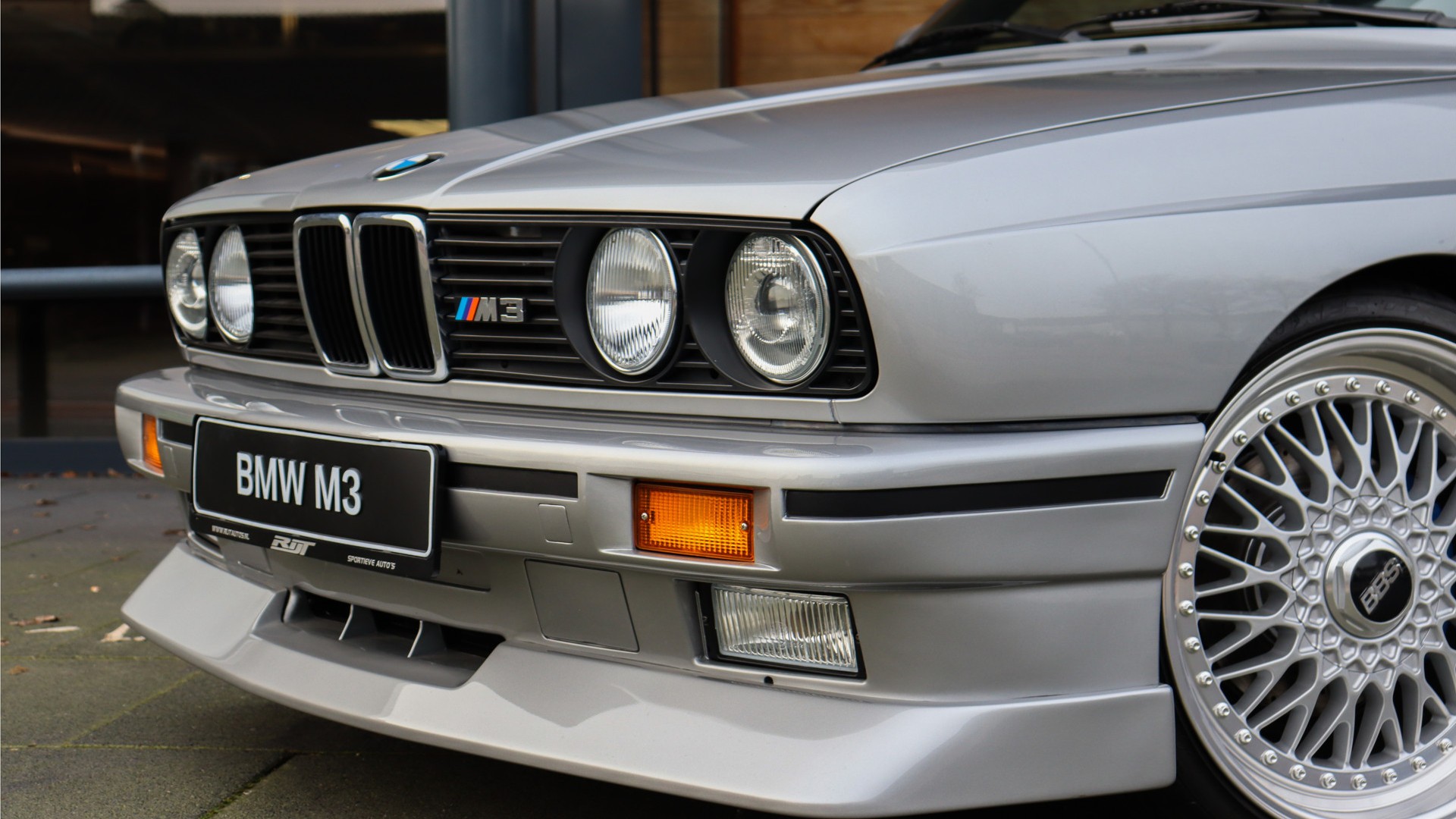 Deze occasion wil je: BMW E30 M3, een rijdende legende!