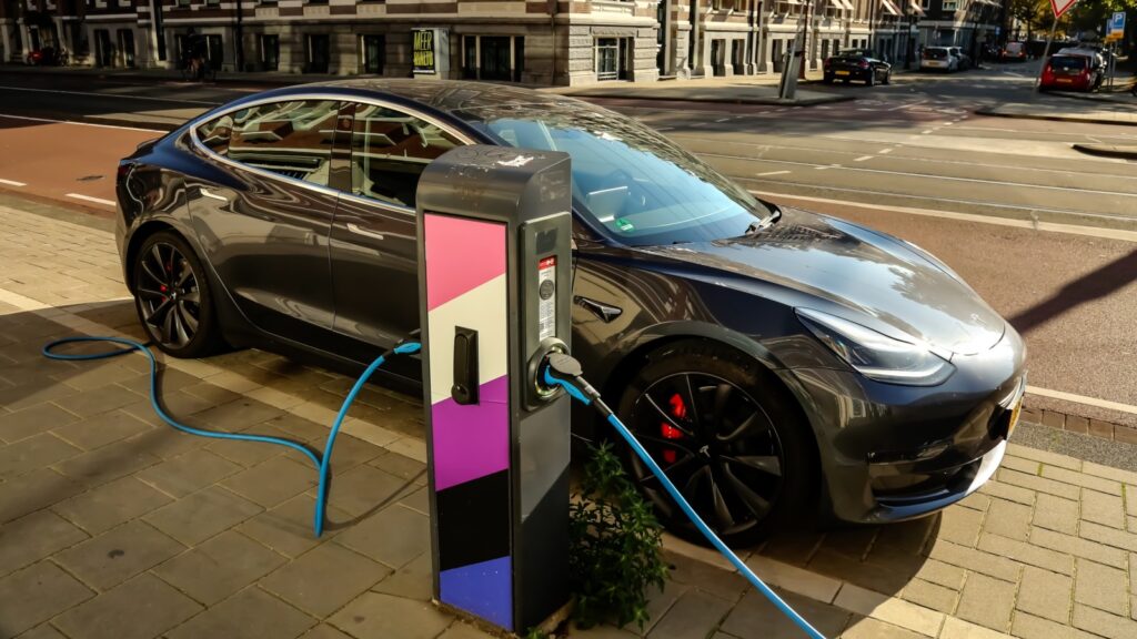 elektrische auto EV Tesla onderzoek Nederlanders Nederland AutoScout24