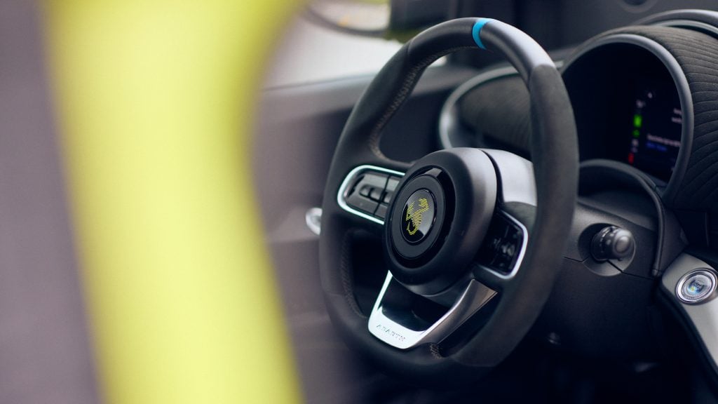 Sportieve elektrische occasion is een jaar oud en schreef 40% af