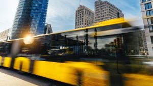 15-jarige steelt bus en rijd meer dan 150 kilometer om zijn vriendin naar school te brengen
