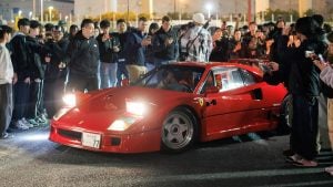 Video: Lewis Hamilton drift door Japan met Ferrari F40 en ‘onthult’ relatie met Kim Kardashian