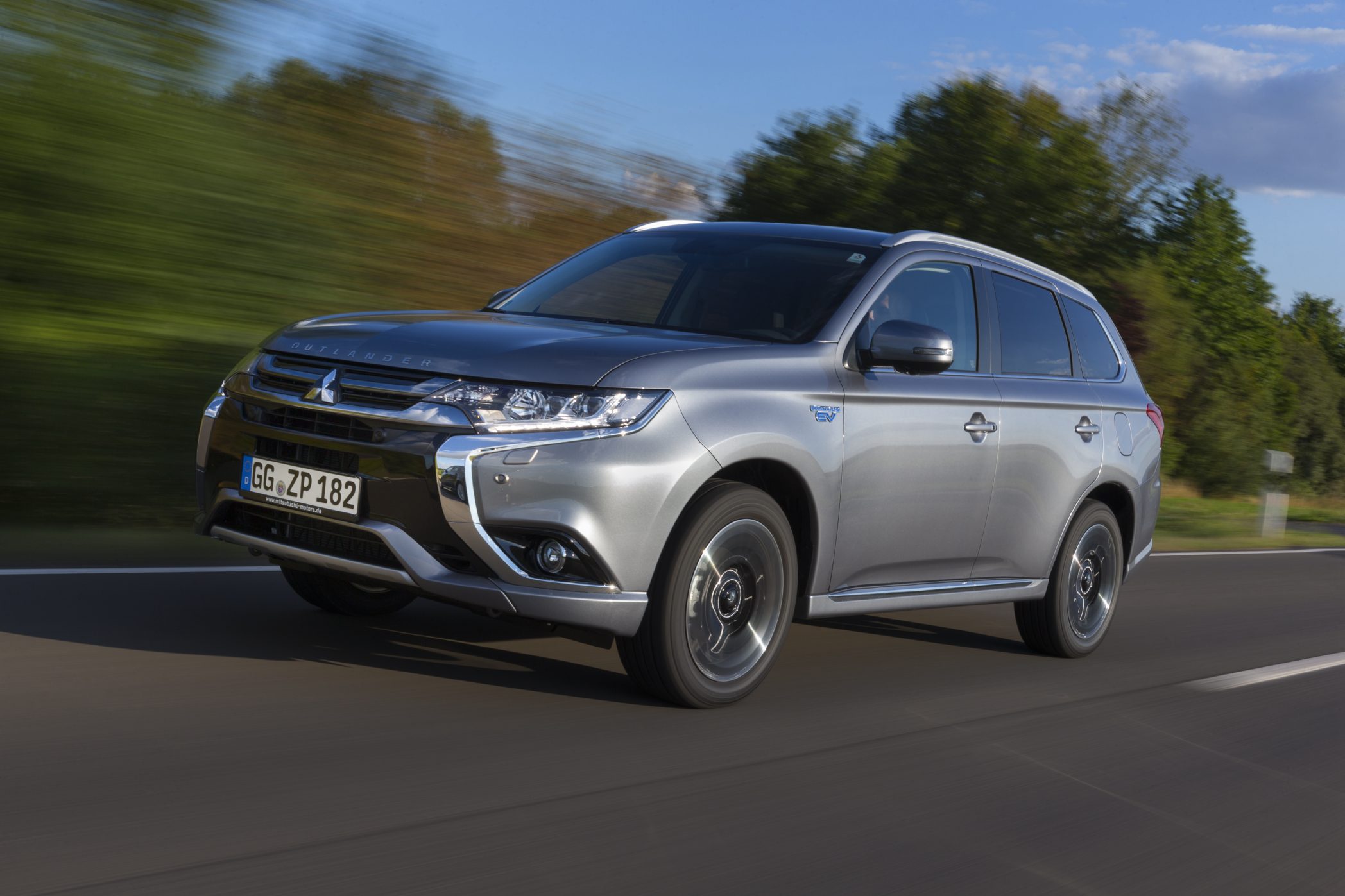 Mitsubishi outlander 2016. Митсубиси Аутлендер PHEV. Mitsubishi Outlander PHEV 2015. Митсубиси Аутлендер 2016.